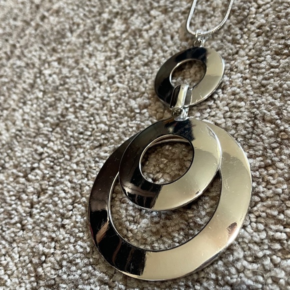 Liz Claiborne Silver Circle Pendant Necklace 15”‎ - Picture 1 of 9